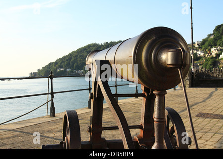 Grand Canon avec un affût de canon pointant sur la rivière Dart à Dartmouth, Devon, Angleterre, Royaume-Uni. Banque D'Images