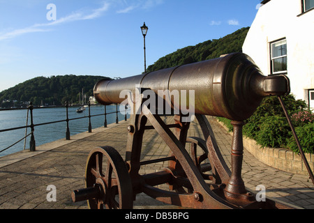 Grand Canon avec un affût de canon pointant sur la rivière Dart à Dartmouth, Devon, Angleterre, Royaume-Uni. Banque D'Images