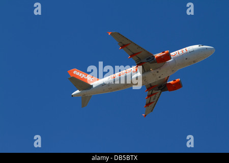 G-EZBD EasyJet Airbus A319-111 décolle à l'aéroport de Kastrup CPH, Copenhague, Danemark, l'un après-midi d'été. Banque D'Images