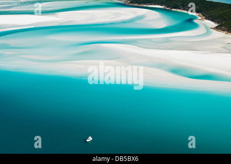 Vue aérienne de bateau amarré au large de l'évolution des bancs de sable de Hill Inlet. Whitsunday Island, Whitsundays, Queensland, Australie Banque D'Images