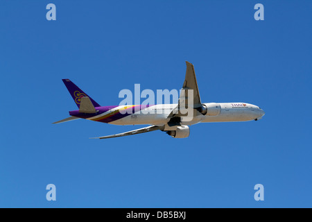 HS-TKM Thai Airways Boeing 777-3AL(ER) à Bangkok décolle à l'aéroport de Kastrup CPH, Copenhague, Danemark un après-midi d'été. Banque D'Images