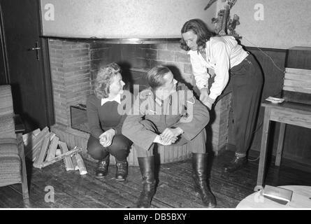 Événements, Seconde Guerre mondiale / Seconde Guerre mondiale, Allemagne, Wehrmacht soldat avec deux femmes devant une cheminée, vers 1941, droits supplémentaires-Clearences-non disponible Banque D'Images