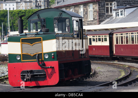 Ville de Porthmadog, au Pays de Galles. Vue pittoresque du Château de Criccieth locomotive diesel à Porthmadog Harbour Station. Banque D'Images