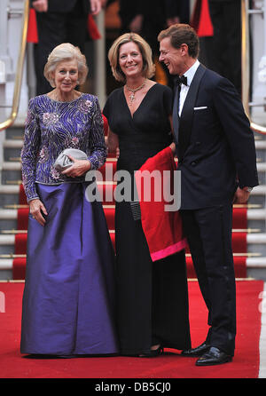 La princesse Alexandra (L), son fils James (R) et fille Julia Ogilvy (C) Mariage Royal - pré-dîner de mariage tenue au Mandarin Oriental Hyde Park - Arrivées. Londres, Angleterre - 28.04.11 Banque D'Images