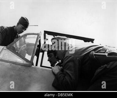 Événements, Seconde Guerre mondiale / Seconde Guerre mondiale, guerre aérienne, personnes, pilote de chasse allemand se préparant pour le décollage dans un Messerschmitt BF 109 E, curieusement regardé par un fantassin de montagne, vers 1940, droits additionnels-Clearences-non disponible Banque D'Images