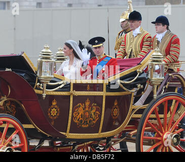 Catherine Middleton, duchesse de Cambridge, avec le Prince William, duc de Cambridge, après avoir quitté l'abbaye en calèche le mariage du Prince William et Catherine Middleton - Horse Guard Parade Londres, Angleterre - 29.04.11 Banque D'Images