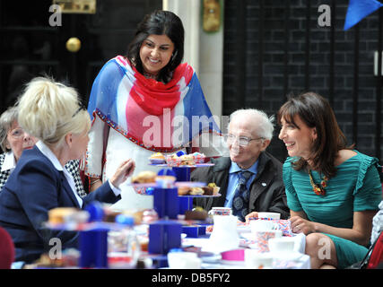 Barbara Windsor, la Baronne Warsi, Samantha Cameron Le mariage du Prince William et Catherine Middleton - Downing Street a Londres, Angleterre - 29.04.11 Banque D'Images