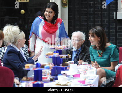 Barbara Windsor, la Baronne Warsi, Samantha Cameron Le mariage du Prince William et Catherine Middleton - Downing Street a Londres, Angleterre - 29.04.11 Banque D'Images