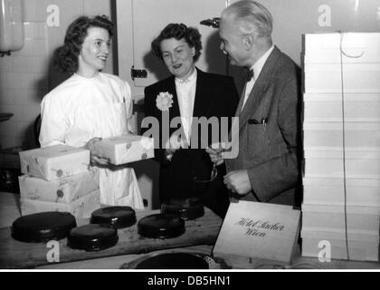 gastronomie, hôtels, Hôtel Sacher, Vienne, vue intérieure, pâtisserie, emballage Sacher tortes, 1951, droits-supplémentaires-Clearences-non disponible Banque D'Images