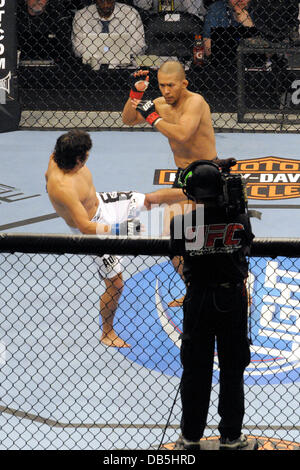 Charlie Valencia vs Ivan Menjivar Poids welter UFC 129 - Bout tenu au Centre Rogers. Toronto, Canada - 30.04.11 Banque D'Images