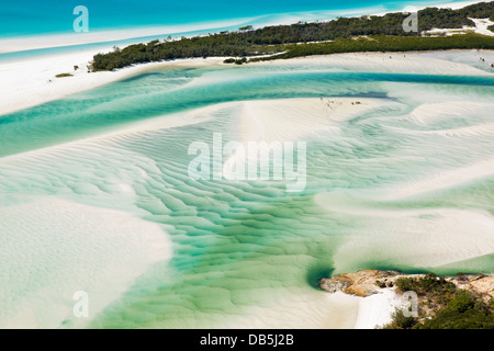 Vue aérienne de sable mobile rives de Hill Inlet. Whitsunday Island, Whitsundays, Queensland, Australie Banque D'Images