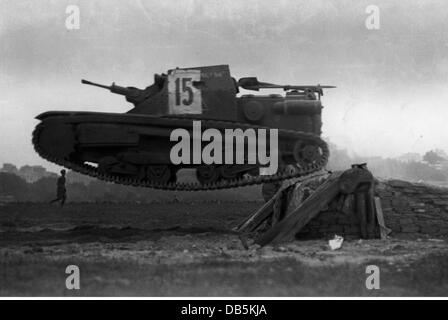 Militaire, Italie, armée, course de chars en Italie, 1936, une tankette Carro Veloce CV-35 (L3/35) 'volant' sur un obstacle, droits additionnels-Clearences-non disponible Banque D'Images