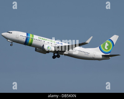 PH-HSC, un Boeing 737-8K2, est vu arriver à l'aéroport de Schiphol. Cet avion, exploité par Transavia, est couramment utilisé pour les vols court et moyen-courriers, offrant efficacité et confort aux passagers lors des voyages entre des destinations européennes. Banque D'Images