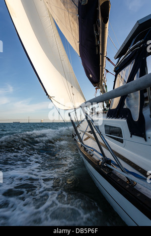 Vue côté vertical, close-up de course voilier comme il se dirige pour le Bay Bridge à San Francisco Bay sur une journée ensoleillée Banque D'Images