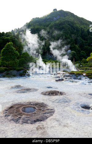 La cuisson des trous dans le sol près de la source d'eau chaude à Furnas lake Banque D'Images