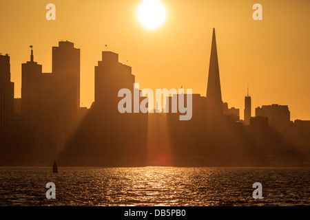 Coucher de soleil directement dans le trou de skyline derrière San Francisco Banque D'Images Coucher de soleil directement dans le trou de skyline derrière San Francisco Banque D'Images