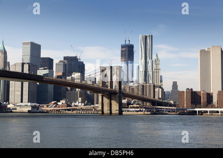 New York City Pont de Brooklyn à Manhattan libre avec des gratte-ciel et sur les toits de la ville au cours de l'East River Banque D'Images