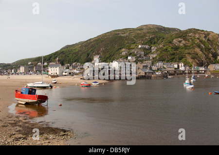 Ville de Barmouth, Pays de Galles. Les loisirs et les bateaux de pêche amarrés dans l'estuaire avec le port de Barmouth en arrière-plan. Banque D'Images