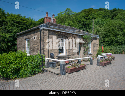 Éclusiers cottage sur la Calder et canal hebble à Halifax, West Yorkshire Banque D'Images