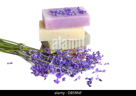 Barres de savon fait à la main et des fleurs de lavande sur fond blanc Banque D'Images