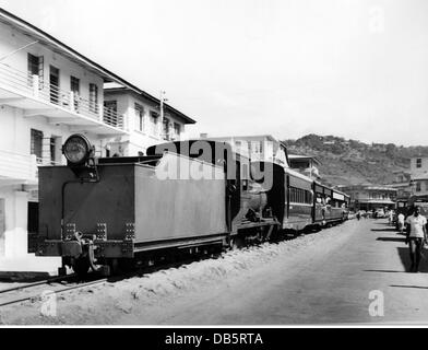 Transport / transport, chemin de fer, locomotive / trains à vapeur, train sur la ligne de chemin de fer à Freetown, Sierra Leone, vers les années 1950, droits additionnels-Clearences-non disponible Banque D'Images