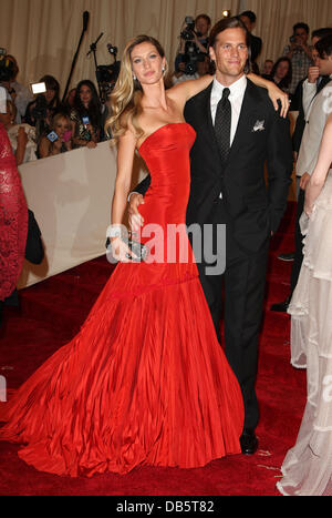 Gisele Bundchen et Tom Brady Alexander McQueen : Savage Beauty' Costume Institute Gala 2011 au Metropolitan Museum of Art New York, USA - 02.05.11 Banque D'Images