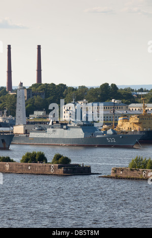 De nouveaux navires de la marine russe dans le port de Kronstadt.(Steregushchy classe est la plus récente classe de corvette de la marine russe). Banque D'Images