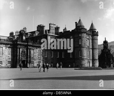 Géographie / Voyage, Grande-Bretagne, Édimbourg, châteaux, Holyrood Palace, années 1960, 1960, 60s, 20e siècle, historique, historique, Europe occidentale, Écosse, château, châteaux, palais, palais, vue extérieure, musée, musées, visiteur, visiteurs, personnes, droits supplémentaires-Clearences-non disponible Banque D'Images