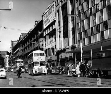 Géographie / Voyage, Grande-Bretagne, Glasgow, rues, Union Street, années 1960, 60s, 20e siècle, historique, historique, Europe de l'Ouest, Écosse, centre-ville, centre-ville, centre-ville, centre-ville, centre-ville, centre-ville, quartier des rues, scènes de rue, piéton, piétons, passants, passants, bus, bus, bus, bus à impériale, bus, bus, bus, bus, bus, bus à impériale, bus, bus, bus, bus, bus, bus, bus, bus, bus, bus, bus, bus Bus numéro 38A, le bus numéro 38A, rue commerçante, rue commerçante, promenade commerçante, rues commerçantes, rue piétonne shopping, personnes, droits supplémentaires-Clearences-non disponible Banque D'Images