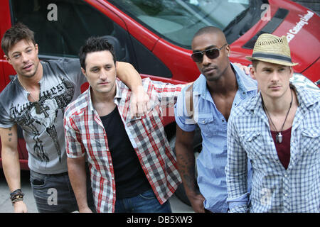 Duncan James, Antony Costa, Simon Webb, Lee Ryan de bleu à l'extérieur de l'Célébrités studios de télévision ITV London, England - 03.05.11 Banque D'Images