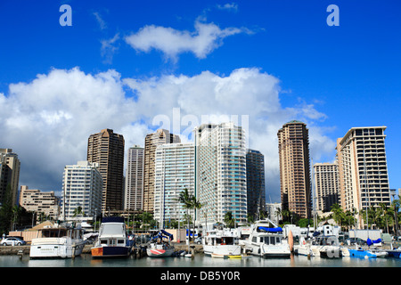 HONOLULU, Hawaï, le 17 juillet, 2013. Une vue sur Waikiki Hôtels à partir d'Ala Wai Yacht Harbour, Waikiki, Honolulu, Oahu, Hawaii. Banque D'Images