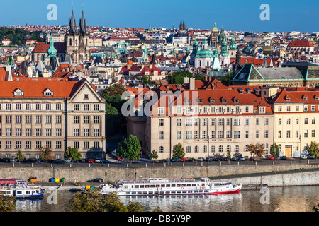 Vue sur la vieille ville de Prague avec les deux clochers de l'église de Tyn sur la gauche. Banque D'Images
