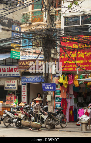 Un 'electric power grid' sur un poteau, dans le vieux quartier de Hanoi, Vietnam, Asie. Banque D'Images