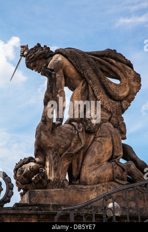 Une statue de combats au-dessus de la porte d'entrée des géants pour le premier château (Hrad) cour de Prague. Banque D'Images