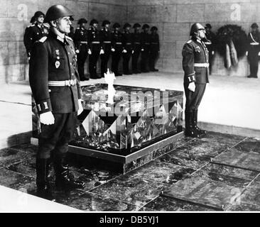 Militaire, Allemagne, nationale Volksarmee, (Armée populaire nationale), cérémonies, consécration oth la tombe du soldat inconnu, garde d'honneur à la mémoire aux victimes du fascisme et du militarisme, Unter den Linden, Berlin-est, 20e anniversaire de la RDA, 6.10.1969, droits additionnels-Clearences-non disponible Banque D'Images