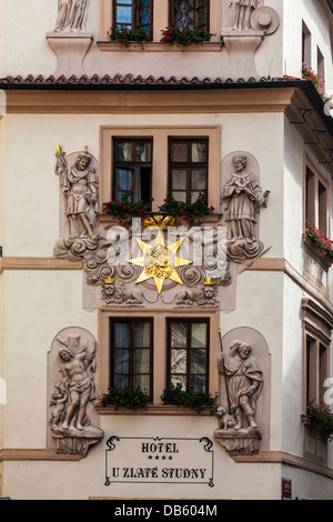 Ornements inhabituelle façade de l'hôtel Golden Well dans le quartier de Mala Strana de Prague. Banque D'Images