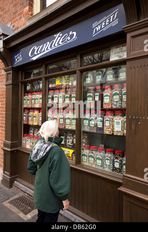 Royaume-uni, Angleterre, Birmingham, Hurst Street, maisons historiques dos à dos au coin de rue traditionnels vistor sweet shop Banque D'Images