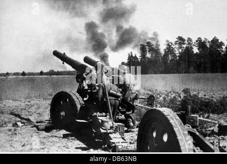 Evénements, Seconde Guerre mondiale / Seconde Guerre mondiale, Union soviétique, opération 'Barbarossa' (invasion allemande de l'Union soviétique), Centre du Groupe d'Armée, Bélarus, obusier allemand de champ lourd SFH 18 du Régiment d'artillerie 19 (19e division Panzer) en position de tir près de Zemloslaw, 25.6.1941, droits additionnels-Clearences-non disponible Banque D'Images