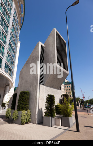 Grande bouche d'air, à l'extérieur de St George Wharf, Vauxhall, Londres Banque D'Images