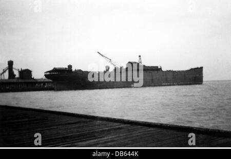 Evénements, Seconde Guerre mondiale / Seconde Guerre mondiale, Union soviétique, opération 'Barbarossa' (invasion allemande de l'Union soviétique), Groupe d'armée Sud, Ukraine, a capturé la coque d'un navire dans le port de Marioupol à la mer d'Azov, 1941, droits additionnels-Clearences-non disponible Banque D'Images