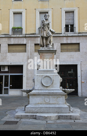 La statue de Parmigianino à Piazzale della Steccata à Parme. Parmigianino était un un graveur et peintre maniériste Italien Banque D'Images