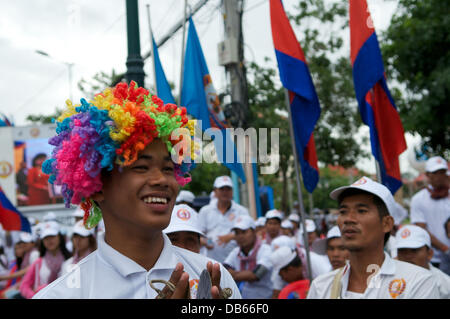 Phnom Penh, Cambodge le 24 juillet 2013. Hun Sen partisan portant perruque colorée. Hun Sen est l'actuel premier ministre du Cambodge et a été posé au cours des 28 dernières années. Credit : Kraig Lieb / Alamy Live News Banque D'Images