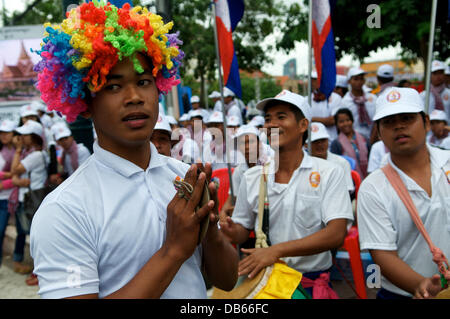 Phnom Penh, Cambodge sur juillet. 24th, 2013. Hun Sen partisan portant perruque colorée. Hun Sen est l'actuel premier ministre du Cambodge et a été posé au cours des 28 dernières années. Credit : Kraig Lieb / Alamy Live News Banque D'Images