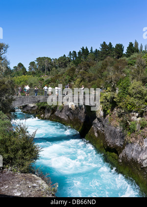 dh Huka Falls Waikato River TAUPO NOUVELLE ZÉLANDE touristes en regardant des chutes d'eau rapides pont chute les gens vue voir marcher Banque D'Images