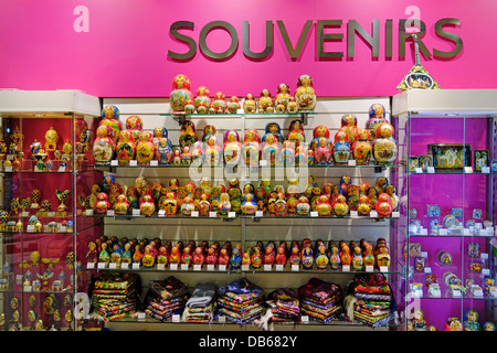 Poupées matriochka affiche en franchise de boutique de souvenirs à l'aéroport international Domodedovo, Moscou, Russie. Banque D'Images