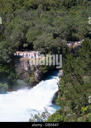 dh Huka Falls TAUPO NOUVELLE-ZÉLANDE touristes observant la cascade de Waikato River eau rapides lac touristique Banque D'Images