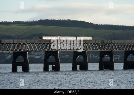 Premier train Scotrail le Tay Rail Bridge enjambant le Firth of Tay, l'Écosse. Banque D'Images