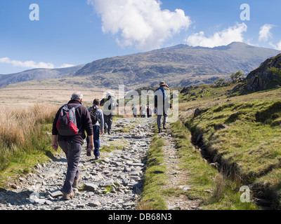 Randonnées pédestres sur le chemin Rhyd DDU jusqu'au Mont Snowdon avec vue sur le pic à distance dans le parc national de Snowdonia (Eryri). Rhyd DDU, pays de Galles du Nord, Royaume-Uni Banque D'Images