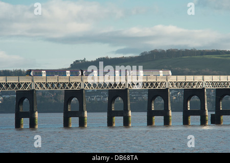 Premier train Scotrail le Tay Rail Bridge enjambant le Firth of Tay, l'Écosse. Banque D'Images