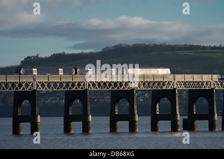 Premier train Scotrail le Tay Rail Bridge enjambant le Firth of Tay, l'Écosse. Banque D'Images